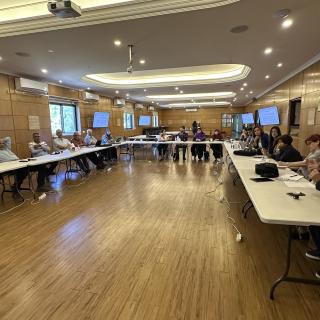 نحو متعلمٍ قادرٍ على التفكير والنمو الشخصي: اجتماع تنسيقي للجان المناهج في المركز التربوي